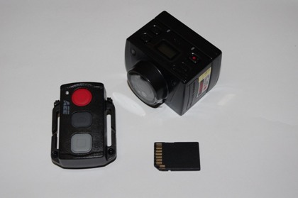 AEE SD21 Car Edition. Фото видеорегистратора и его пульта в сравнении с картой памяти SD 