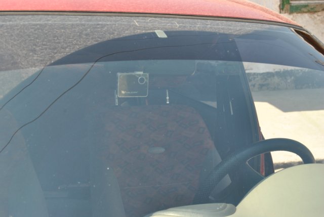 Видеорегистратор Falcon HD13LCD установленный в авто за зеркалом, вид снаружи