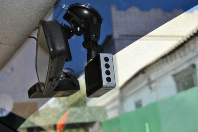 Видеорегистратор Falcon HD13LCD установленный в авто за зеркалом, вид снаружи