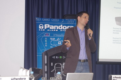 SIA-2013. Техническая конференции Pandora в Украине - брелок для Пандора 5000нью в руке докладчика