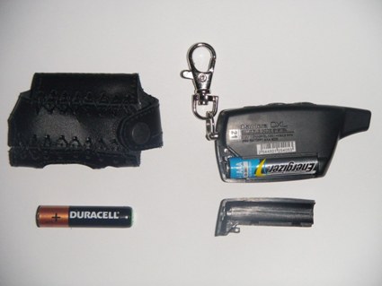 Фото Pandora DXL3700: брелок, батарейки и чехол